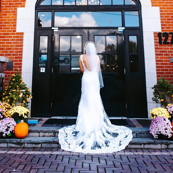 Wedding Dress Size 2 Ivory Lace Form Fitting Dress brides dress bridal bride - Picture 3 of 13